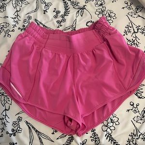 lululemon hotty hot sonic pink shorts 2.5”